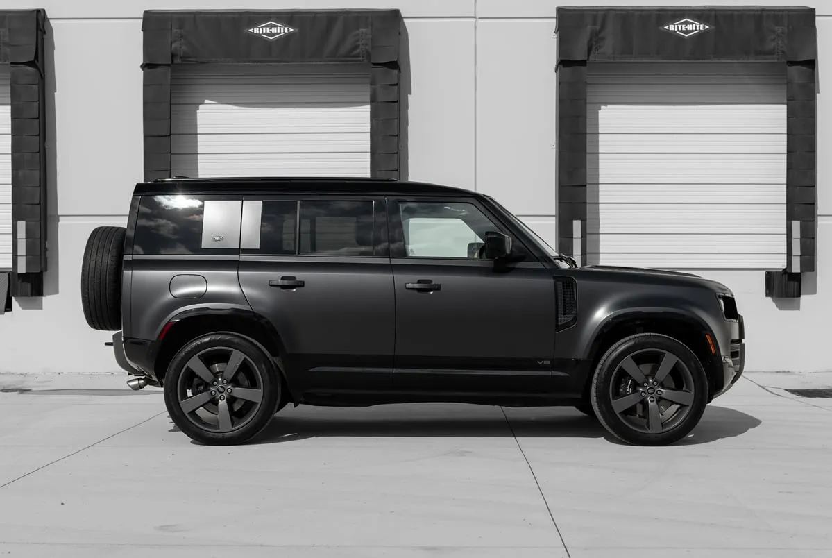 Land Rover Defender V8 in black, photo 2