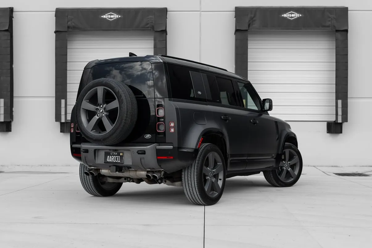 Land Rover Defender V8 in black, photo 3