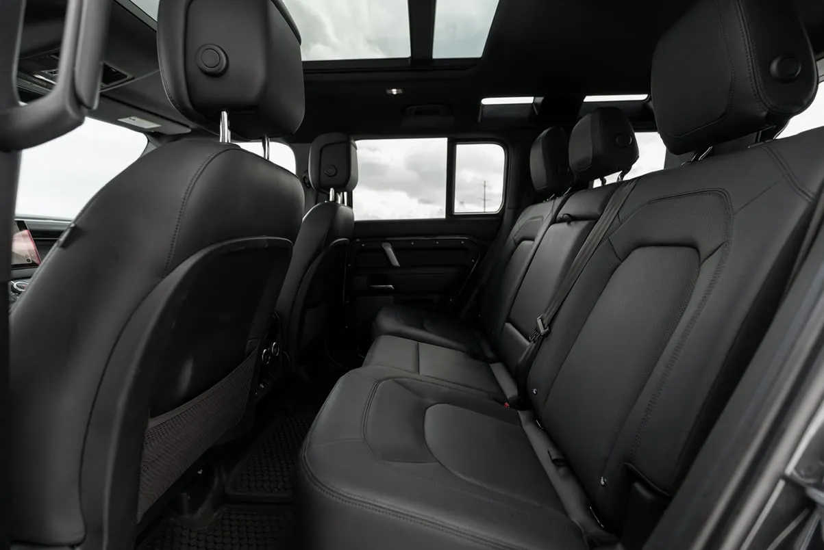 Land Rover Defender V8 in black, photo 4