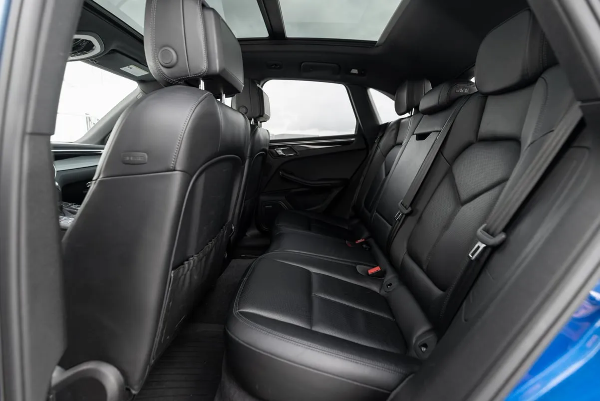 Land Rover Defender V8 in black, photo 7
