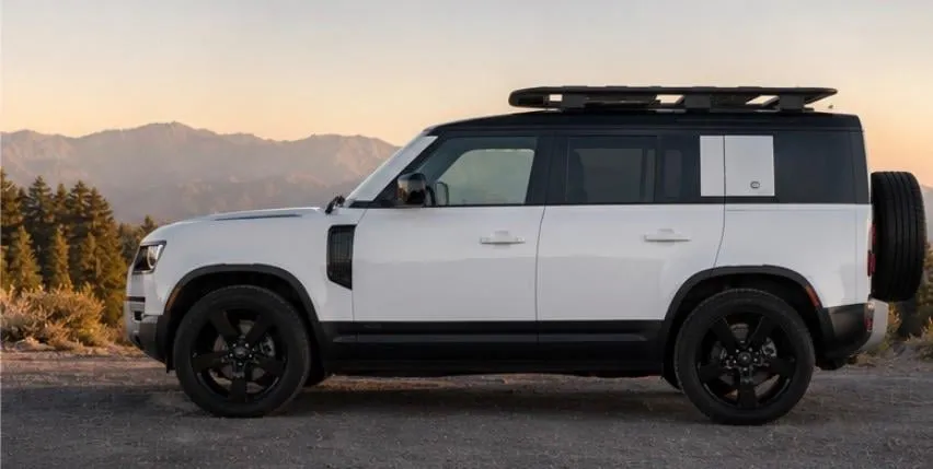 Land Rover Defender S in white, photo 2