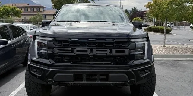 Ford F-150 Raptor in black, photo 2