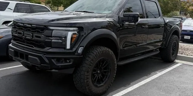Ford F-150 Raptor in black, photo 3