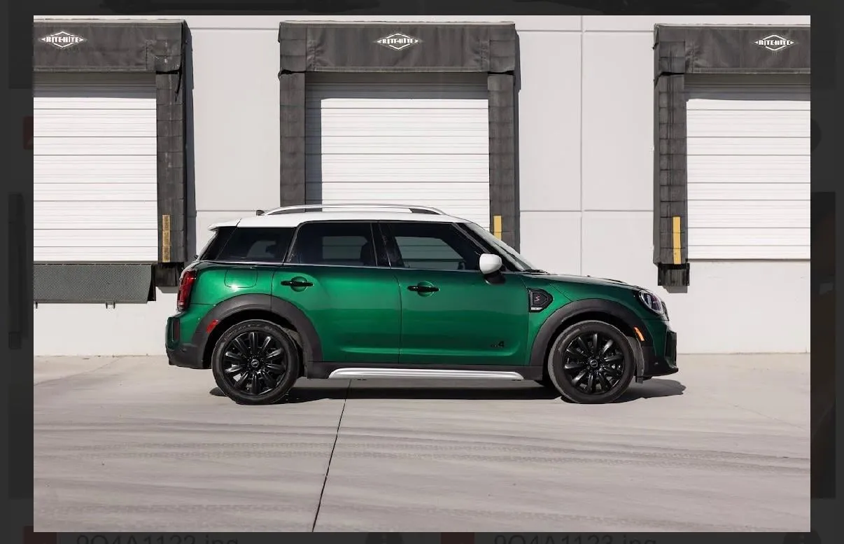 MINI Countryman Cooper S in green with white roof, photo 2