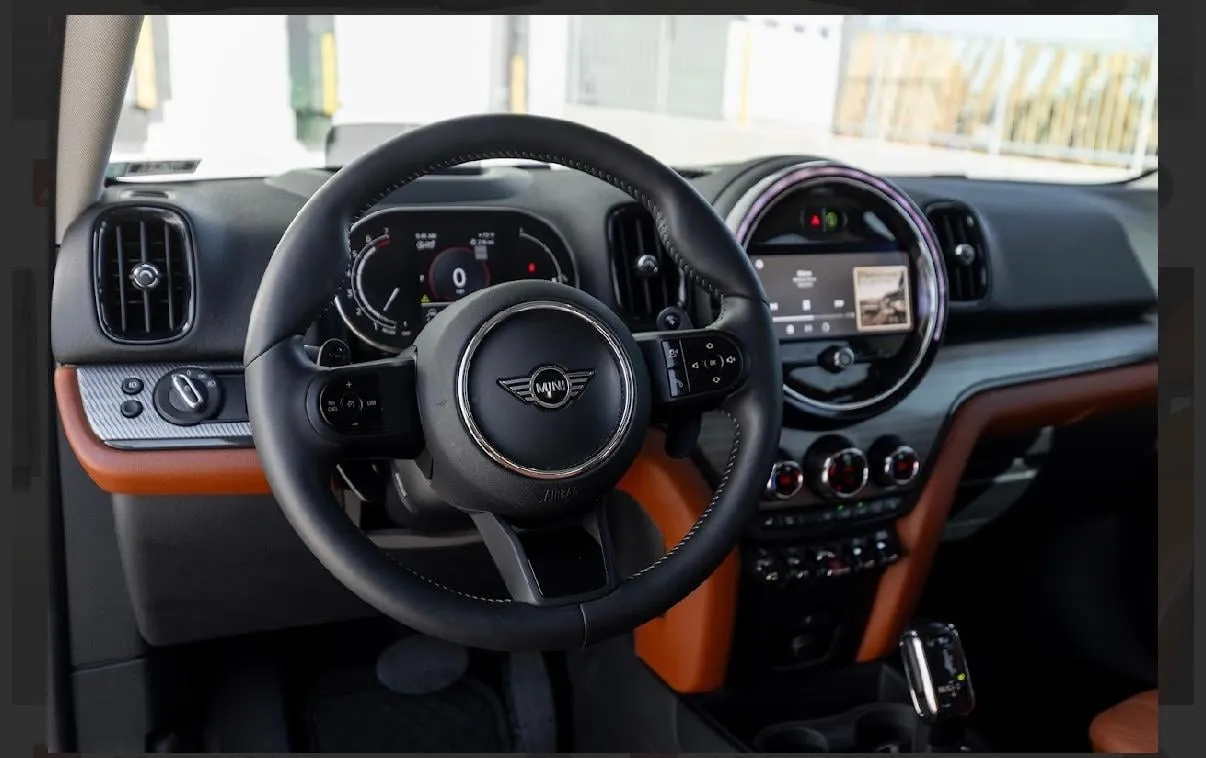 MINI Countryman Cooper S in green with white roof, photo 3