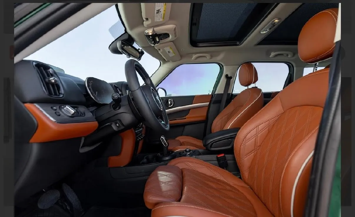 MINI Countryman Cooper S in green with white roof, photo 5