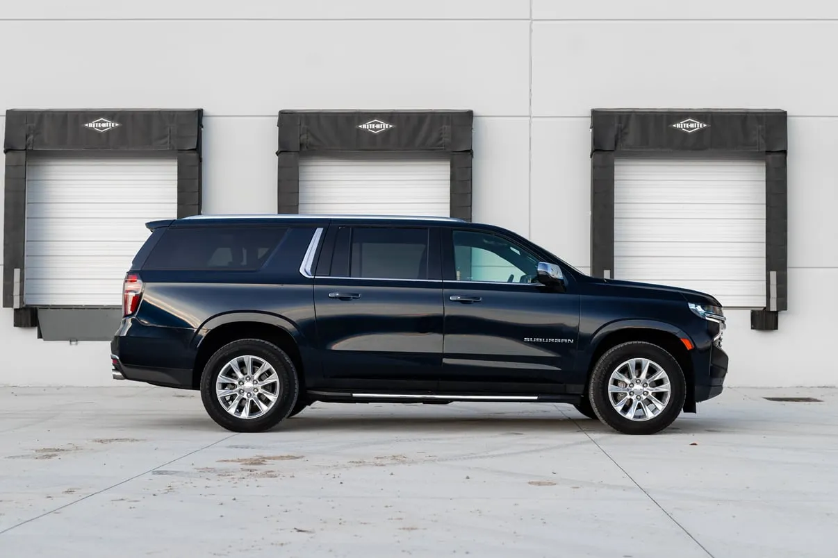 Chevrolet Suburban Premier in black, photo 2