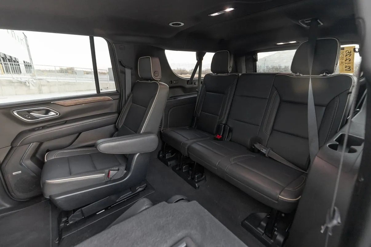 Chevrolet Suburban Premier in black, photo 7
