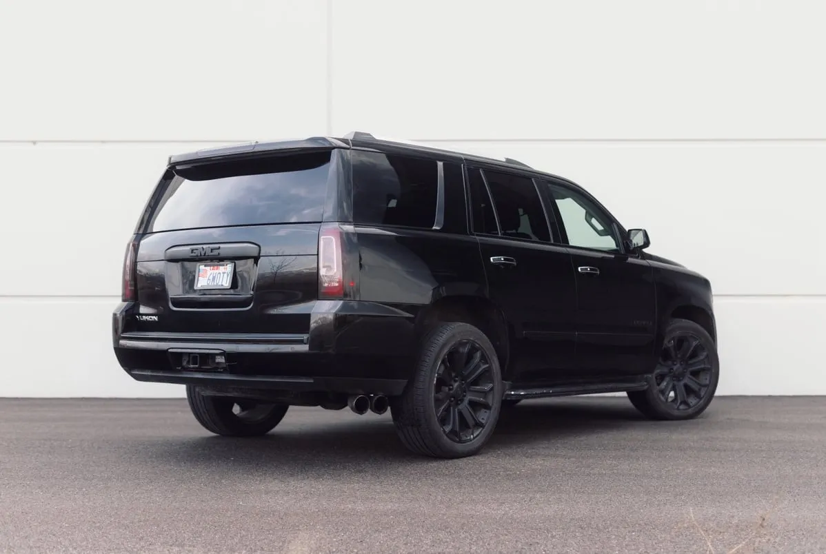GMC Yukon Denali in black, photo 2