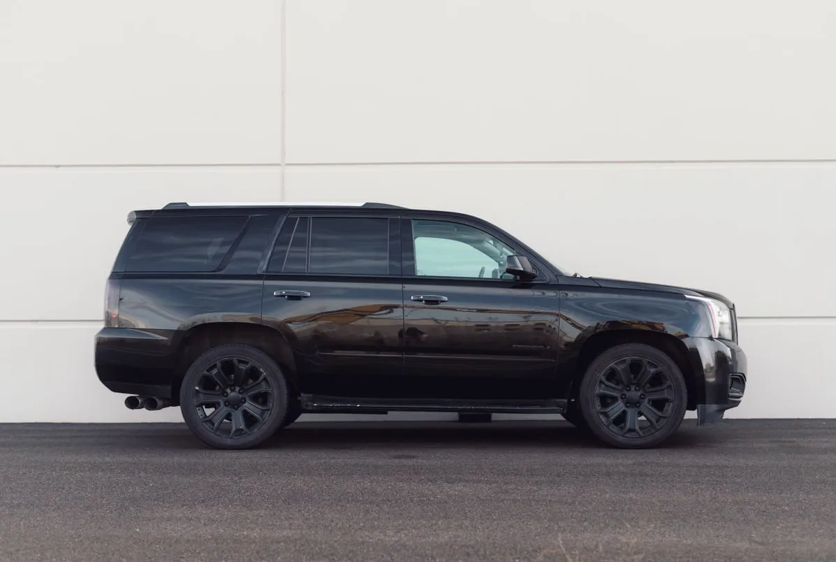 GMC Yukon Denali in black, photo 3