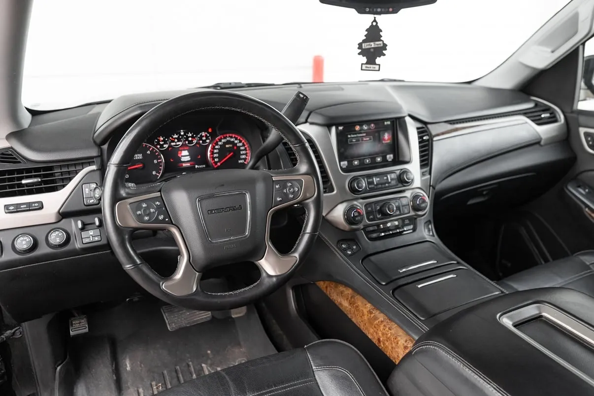 GMC Yukon Denali in black, photo 4
