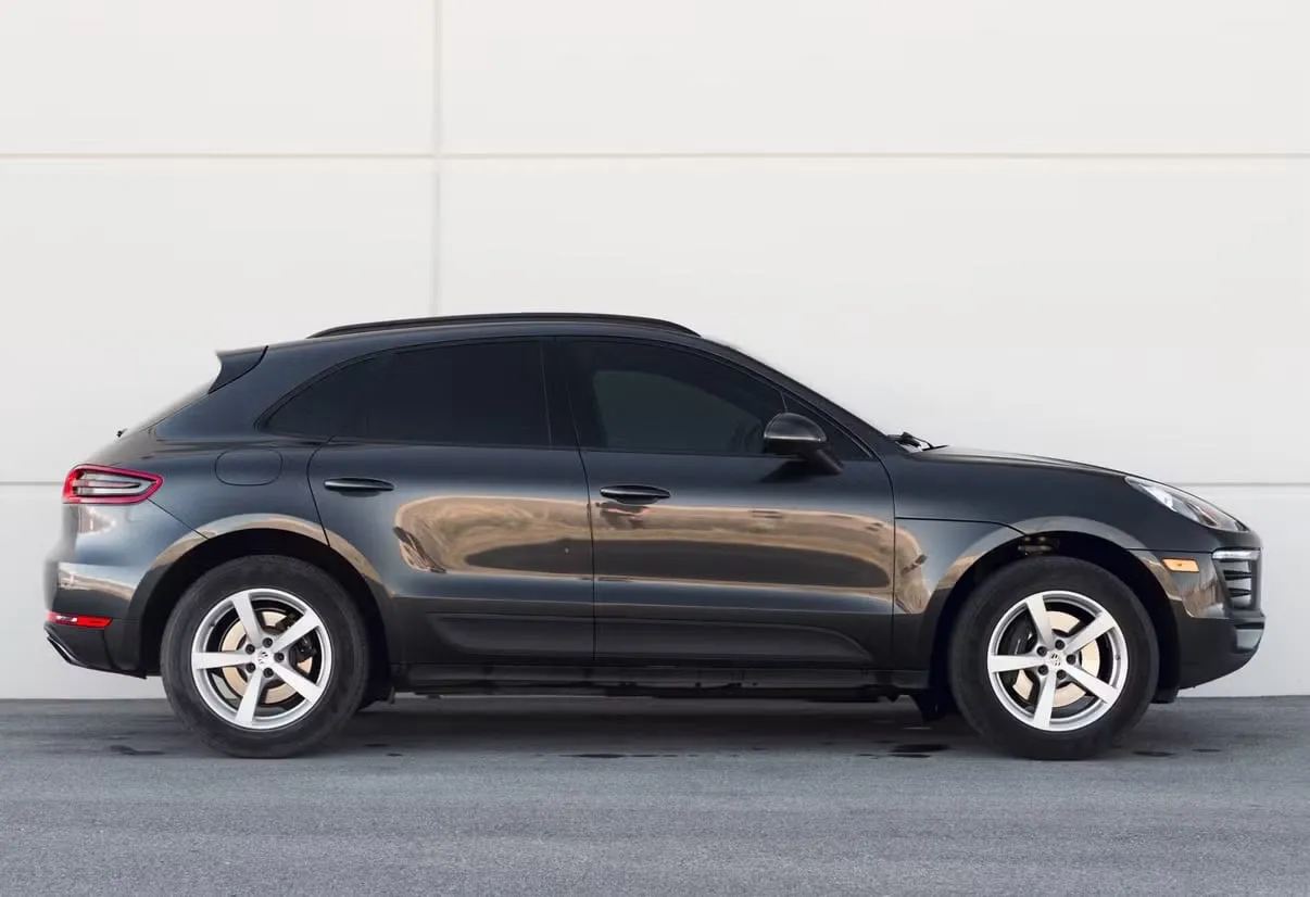 Porsche Macan in dark gray, photo 2