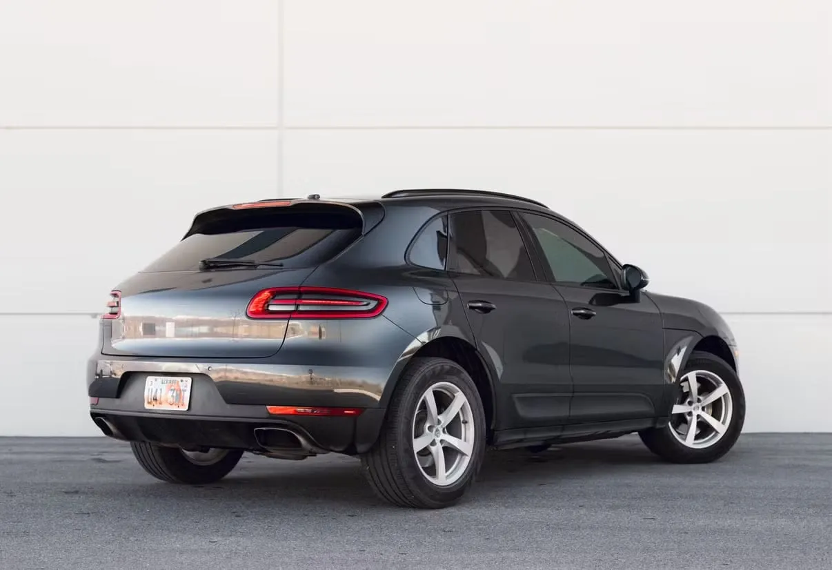 Porsche Macan in dark gray, photo 3