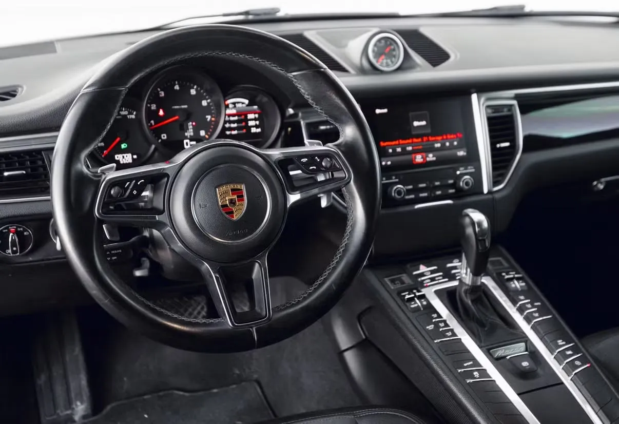 Porsche Macan in dark gray, photo 4