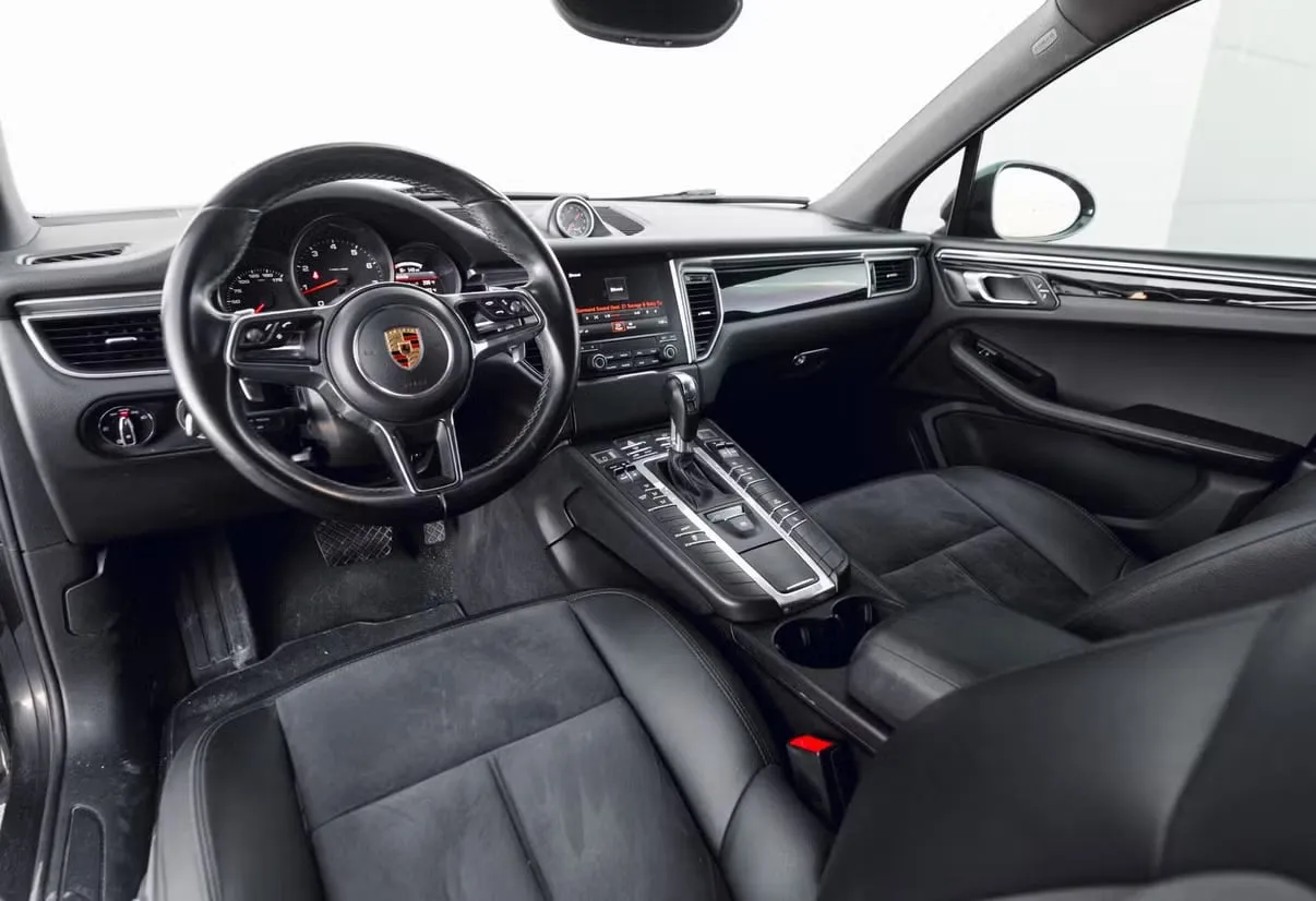 Porsche Macan in dark gray, photo 6